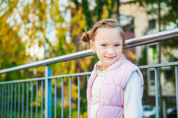 Outdoor Portret van een schattig klein meisje — Stockfoto