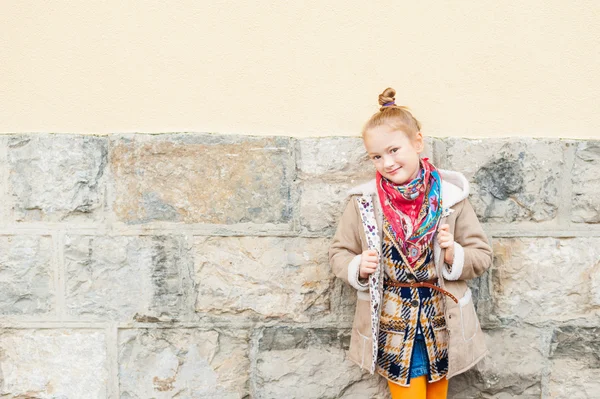 Retrato de moda de una linda niña — Foto de Stock