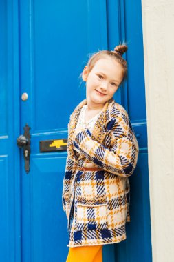Moda portre sevimli küçük bir kız