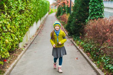 küçük kız açık havada