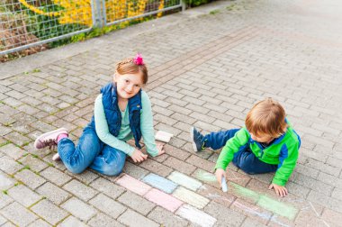 Çocuklar açık havada güzel bir güneşli günde oyun tebeşir ile çizim