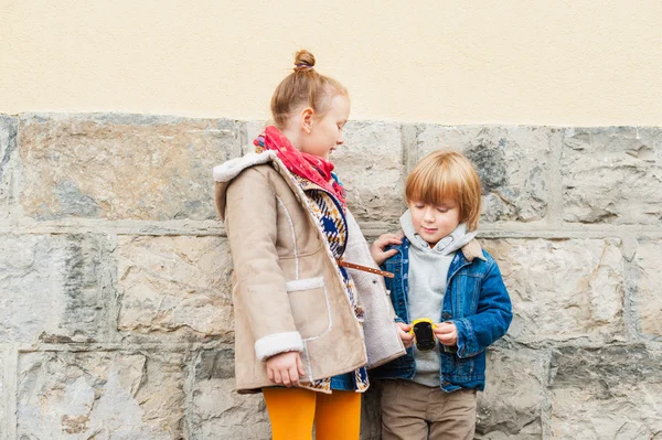 Mode portret van schattige kinderen buiten — Stockfoto