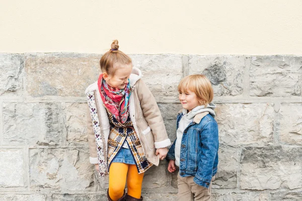 Portrét móda roztomilé děti venku — Stock fotografie