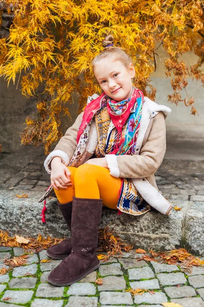 Modeporträt eines süßen kleinen Mädchens — Stockfoto
