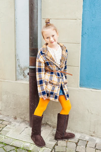 Mode portret van een schattig klein meisje — Stockfoto