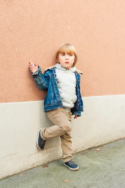 Retrato de moda de menino adorável criança — Fotografia de Stock