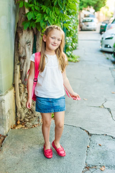 Adorable niña caminando por la calle, usando zapatos de color rojo brillante y mochila — Foto de Stock