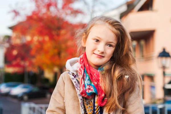 Herfst portret van een schattig klein meisje — Stockfoto