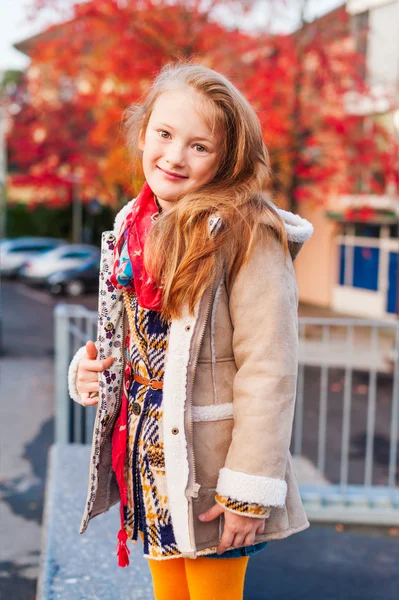 Höst porträtt av en söt liten flicka — Stockfoto