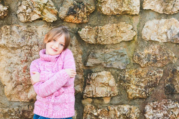 室外肖像的可爱小女孩穿粉红色套衫 — 图库照片
