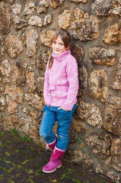 Außenporträt eines entzückenden kleinen Mädchens in rosa Pullover — Stockfoto
