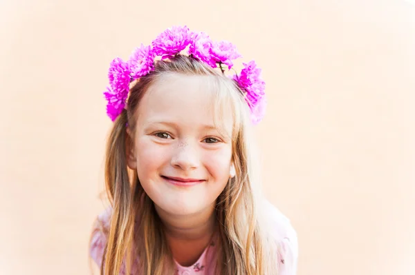 Ritratto all'aperto di adorabile bambina — Foto Stock