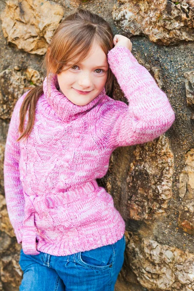 Retrato ao ar livre de adorável menina vestindo pulôver rosa — Fotografia de Stock