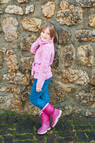 Utomhus porträtt av bedårande liten flicka klädd i rosa tröja — Stockfoto