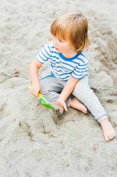 Adorable niño jugando al aire libre —  Fotos de Stock