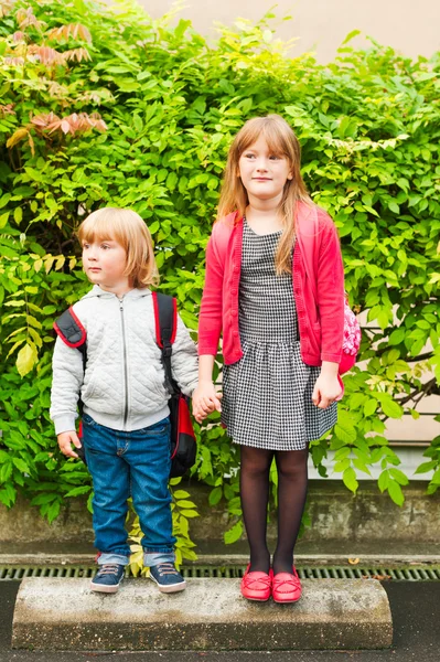 Ritratto all'aperto di adorabili bambini accanto alla scuola — Foto Stock