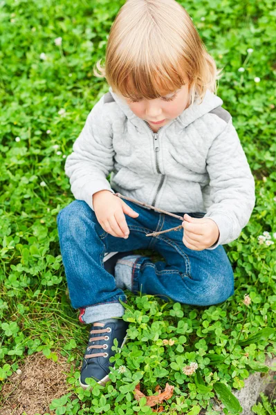 Adorável menino brincando ao ar livre — Fotografia de Stock