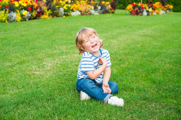 Adorable petit garçon jouant à l'extérieur — Photo