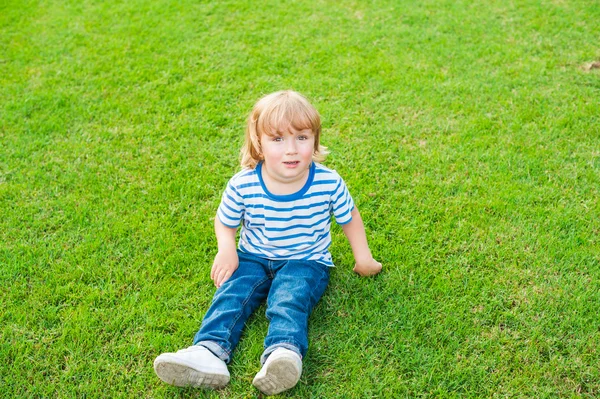 Adorável menino brincando ao ar livre — Fotografia de Stock