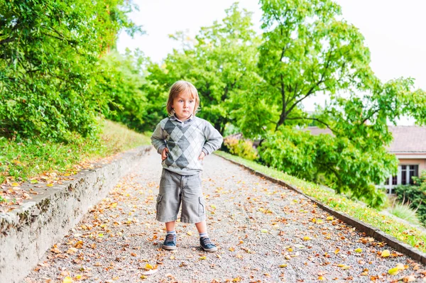Açık çok güzel yürümeye başlayan çocuk portresi — Stok fotoğraf