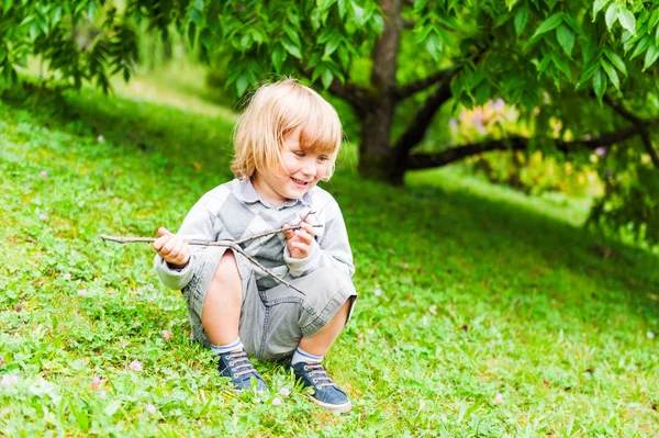 Outdoor portrait of adorable toddler boy — Stock Photo, Image