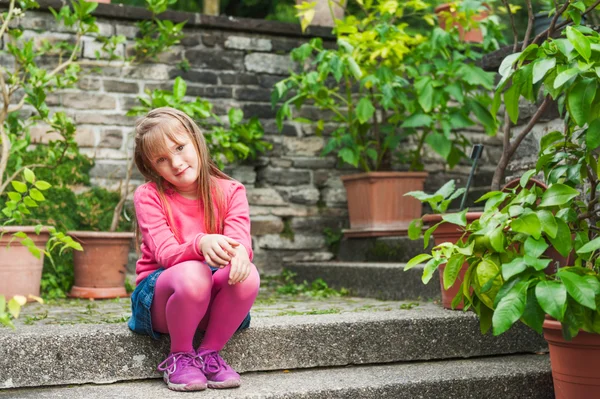 Outdoor Portret van schattig meisje spelen in een park — Stockfoto