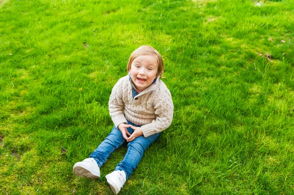 Outdoor portrait of adorable toddler boy — Stock Photo, Image