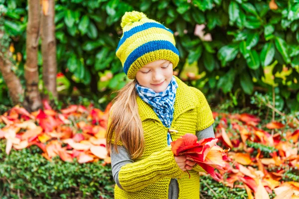 Portrait d'automne d'une jolie petite fille jouant à l'extérieur avec des feuilles — Photo