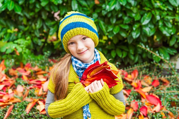 Herfst portret van een schattig klein meisje spelen outddoors met bladeren — Stockfoto