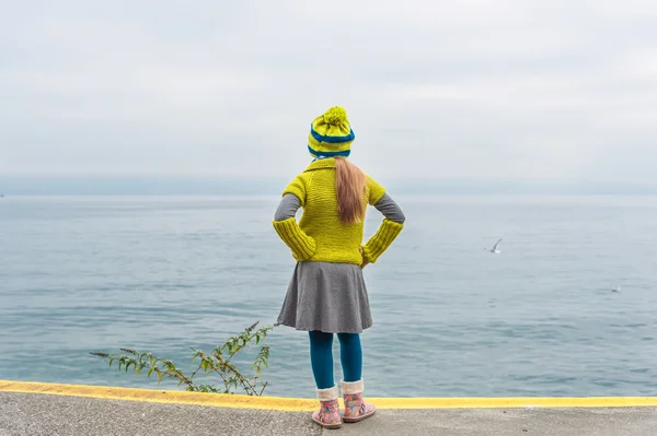 Little girl outdoors — Stock Photo, Image