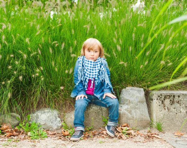 Outdoor portrait of adorable toddler boy — Stock Photo, Image