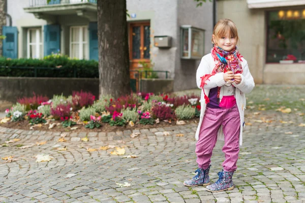 Liten flicka utomhus — Stockfoto