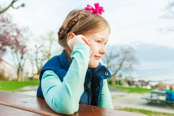 Petite fille en plein air — Photo