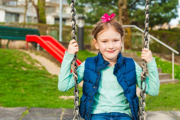 Niña al aire libre —  Fotos de Stock