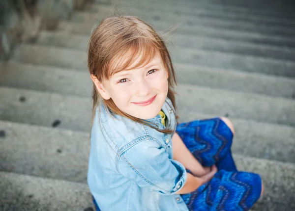 Outdoor Portret van een schattig klein meisje — Stockfoto