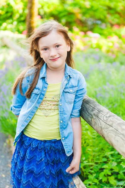 Outdoor Portret van een schattig klein meisje — Stockfoto