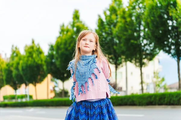 Outdoor portrait of a cute little girl — Stock Photo, Image