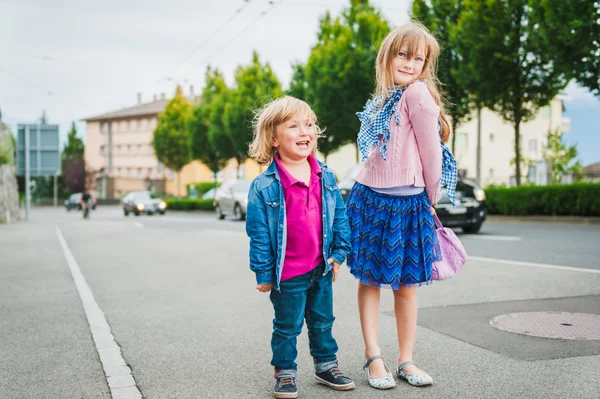 Schattige kinderen spelen op de straat, kinderen in een stad concept — Stockfoto