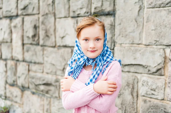 Outdoor Portret van een schattig klein meisje — Stockfoto