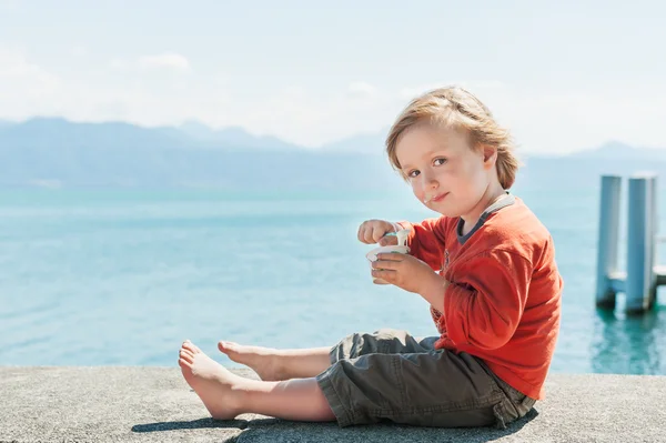 Açık portre sevimli, küçük bir çocuk — Stok fotoğraf