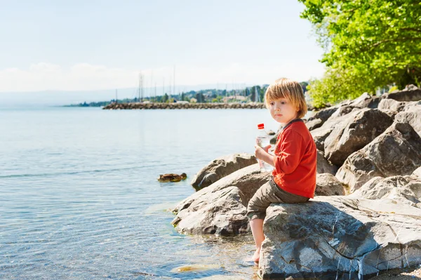 Außenporträt eines niedlichen kleinen Jungen — Stockfoto