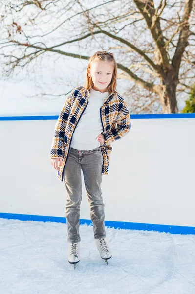 Niña en pista de patinaje —  Fotos de Stock