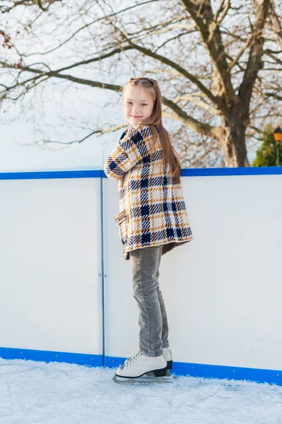 Meisje op ijsbaan — Stockfoto