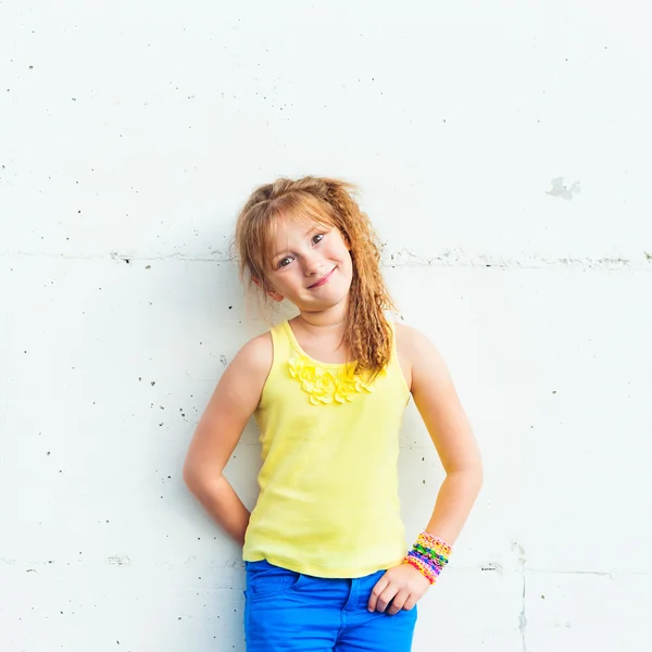 Outdoor Portret van een schattig klein meisje — Stockfoto