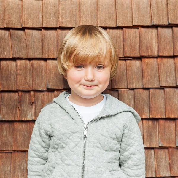 Venkovní portrét roztomilý chlapeček — Stock fotografie
