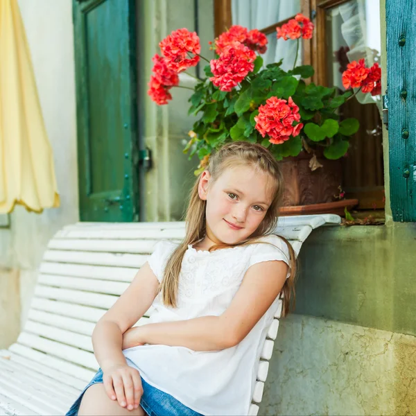 Venkovní portrét roztomilá holčička — Stock fotografie