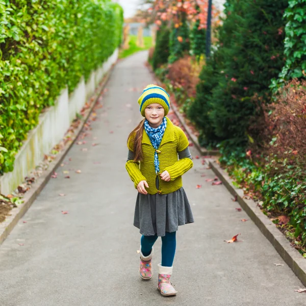 Outdoor Portret van een schattig klein meisje — Stockfoto