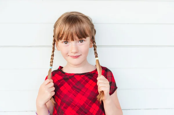 Outdoor portrait of a cute little girl — Stock Photo, Image