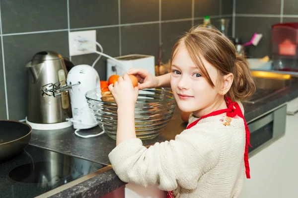 Адекватная 7-летняя девочка помогает на кухне — стоковое фото