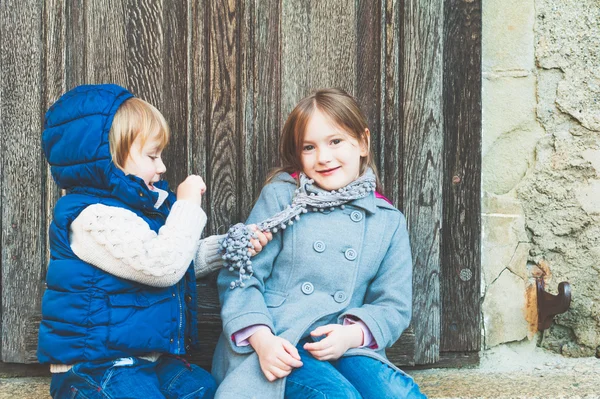 Ritratto all'aperto di una bambina e suo fratello — Foto Stock